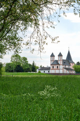 Fototapeta premium St. Amandus ist die römisch-katholische Pfarrkirche von Köln-Rheinkassel in Nordrhein-Westfalen. Sie stellt eine verkleinerte Kopie der Kölner Stiftskirche St. Gereon dar.