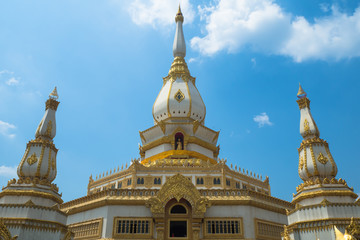 Fototapeta na wymiar Phra Maha Chedi Chai Mongkol Temple