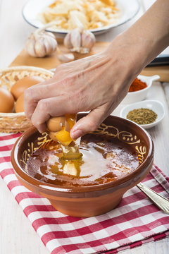 Sopa castellana o sopas de ajo tradicionales a base de pan, ajo, piment&oacute;n y huevo.