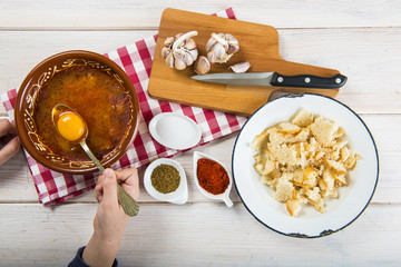 Sopa castellana o sopas de ajo tradicionales a base de pan, ajo, pimentón y huevo.