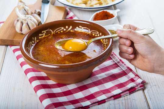Sopa castellana o sopas de ajo tradicionales a base de pan, ajo, piment&oacute;n y huevo.