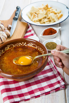 Sopa castellana o sopas de ajo tradicionales a base de pan, ajo, piment&oacute;n y huevo.