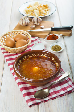 Sopa castellana o sopas de ajo tradicionales a base de pan, ajo, piment&oacute;n y huevo.