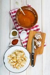 Sopa castellana o sopas de ajo tradicionales a base de pan, ajo, pimentón y huevo.