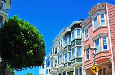 Naklejka premium San Francisco, California, Usa: una fila di case storiche il 7 giugno 2010. San Francisco è famosa nel mondo per le sue case edoardiane e vittoriane perfettamente conservate