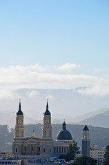 Obraz premium San Francisco, California: la chiesa di Sant'Ignazio nella nebbia il 13 giugno 2010