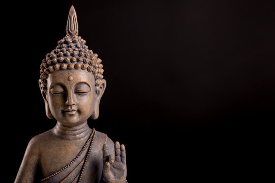 Buddhastatue schwarzer Hintergrund