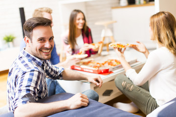 Obraz na płótnie Canvas Friends eating pizza