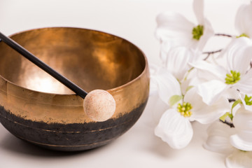 Klangschale mit Blüten
