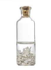 plata sobre fondo blanco