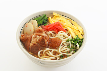 沖縄伝統の豚足テビチそば