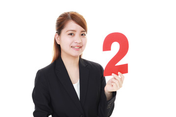 数字を持つ笑顔の女性