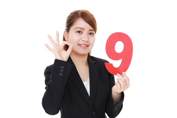 数字を持つ笑顔の女性