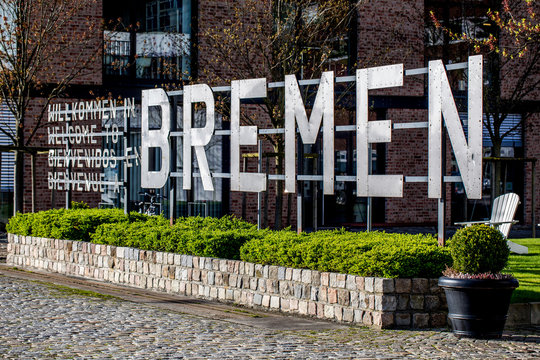 Schriftzug "Bremen" in der Überseestadt von Bremen