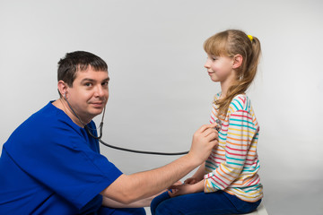 Obraz premium Doctor examines a child