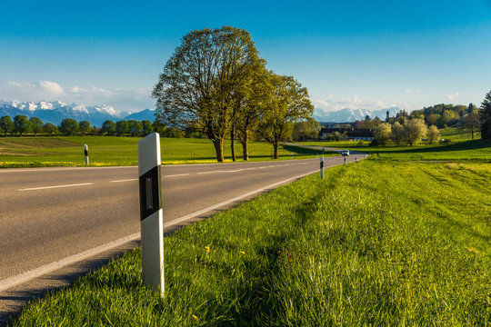 Landstra&szlig;e bei Wolfratshausen mit Blick auf die Alpen