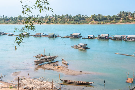  A Floating Village In Cambodia