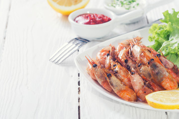 Fried shrimp with lemon & salad