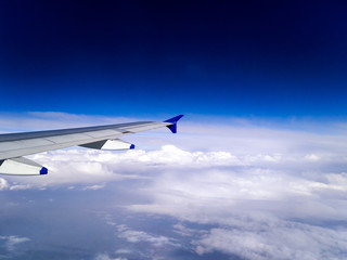 Fototapeta na wymiar Aeroplane wing among clouds 
