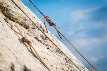 Foto op Aluminium Climbing rope knot on stone wall © punghi