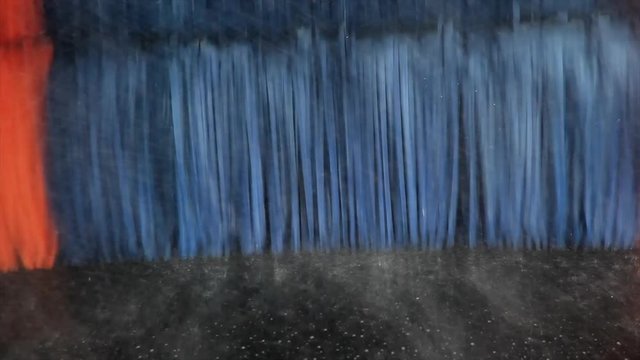 T&uacute;nel de Lavado de Coches Autom&aacute;tico
 - Rodillos girando en el proceso de lavar y abrillantar el coche