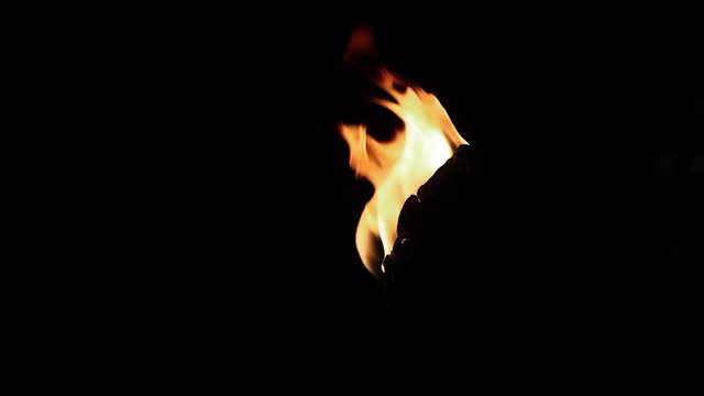 Antorcha con fuego en la noche