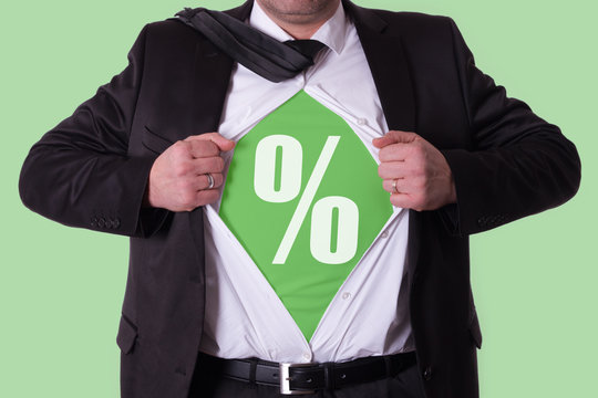 Gesch&auml;ftsmann rei&szlig;t sein Hemd auf, f&uuml;r satte Rabatte