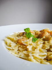 Farfalle (Schmetterlingsnudeln) mit Scampi und Basilikum