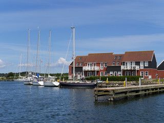 Fototapeta na wymiar Marina und Ferienhäuser in Klintholm