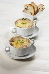 französische Zwiebelsuppe in Suppentassen