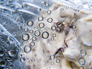 Kondenswasser auf Frischhaltefolie über Schoko-Bananen-Crème