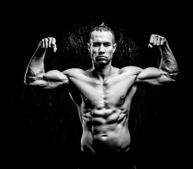 Obraz na płótnie Canvas Young muscular man in gym