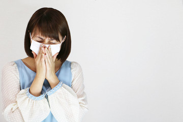 くしゃみをする若い女性