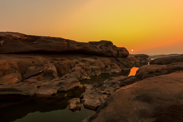 Fototapeta na wymiar Sunrise at the lake in Sam Phan Bok / Grand Canyon of Thailand
