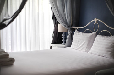 hotel four-poster bed