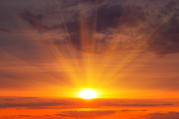Fototapeta premium Ogniste pomarańczowe niebo zachód słońca. Piękne tło nieba.