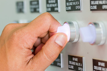 Swicth deluge valve control for open fire extinguisher system in