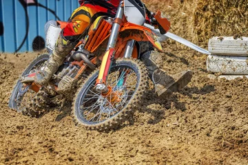 Fototapeten Motocross-Fahrer, der durch Schlamm pflügt © mezzotint_fotolia