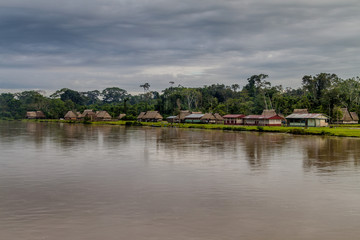 Fototapeta na wymiar Village next to the river Napo, Peru