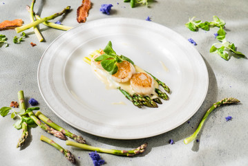 Freshly sauteed scallops with green asparagus