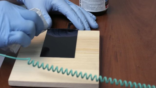 Cleaning LCD display module with solve wipes. Repare smartphone touchscreen display.