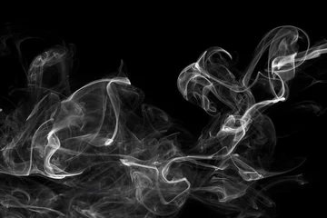 Foto op Plexiglas Rook Witte rook, geïsoleerd op zwarte achtergrond.