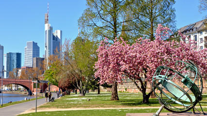 Frankfurt am Main, Blick vom Mainufer auf die Skyline. Rechts die &Auml;quatorialsonnenuhr. (April 2016)