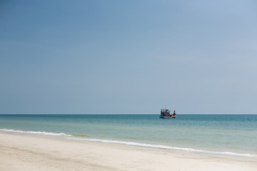 Obraz premium Beautiful beach with Fishing boat for background