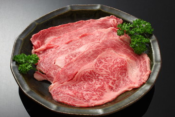 お皿に盛った生の牛肉