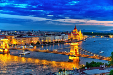 Fototapeta na wymiar Szechenyi Chain Bridge and Parliament at dusk. Budapest, Hungary