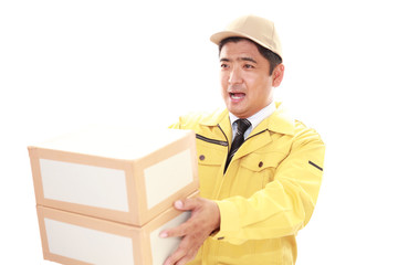 荷物を運ぶ笑顔の男性