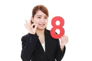 数字を持つ笑顔のビジネスウーマン
