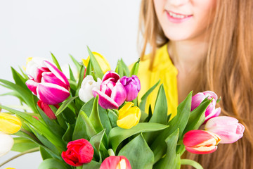 Frau hält Tulpen Blumenestrauß 