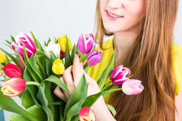 Frau hält Tulpen Blumenestrauß 